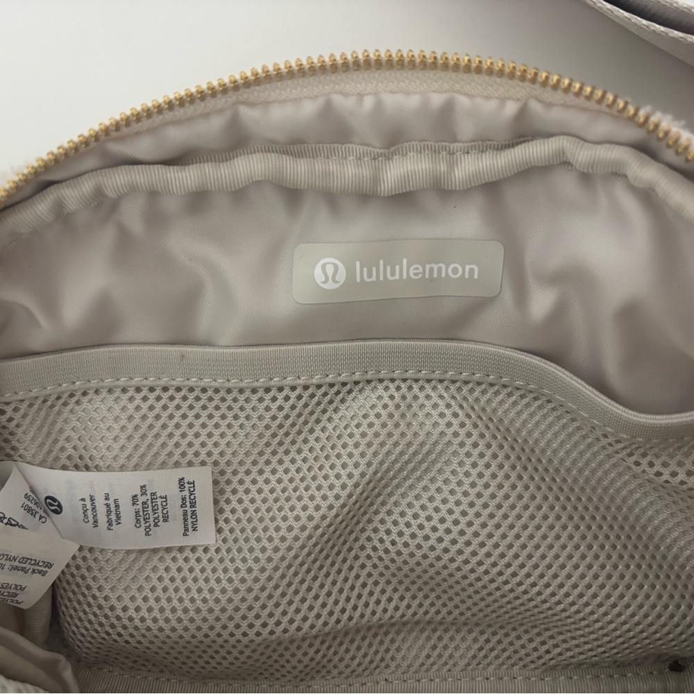 lululemon athletica white Sherpa Belt Bag - Picture 3 of 4